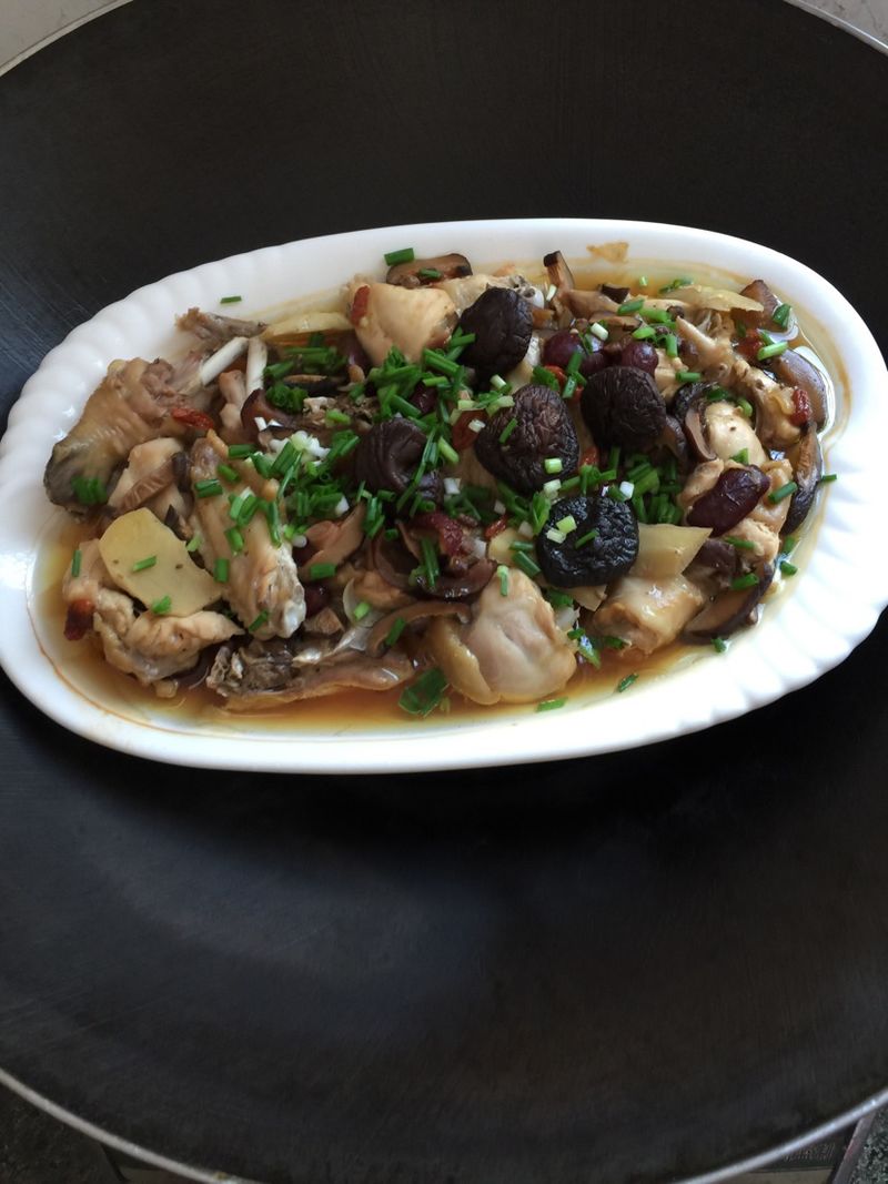 Steamed Chicken with Red Dates, Wolfberries and Mushrooms