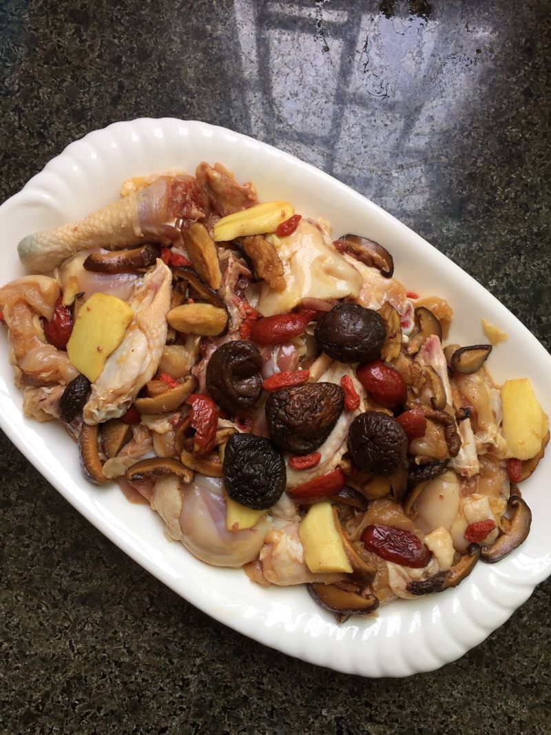 Steamed Chicken with Red Dates, Wolfberries and Mushrooms