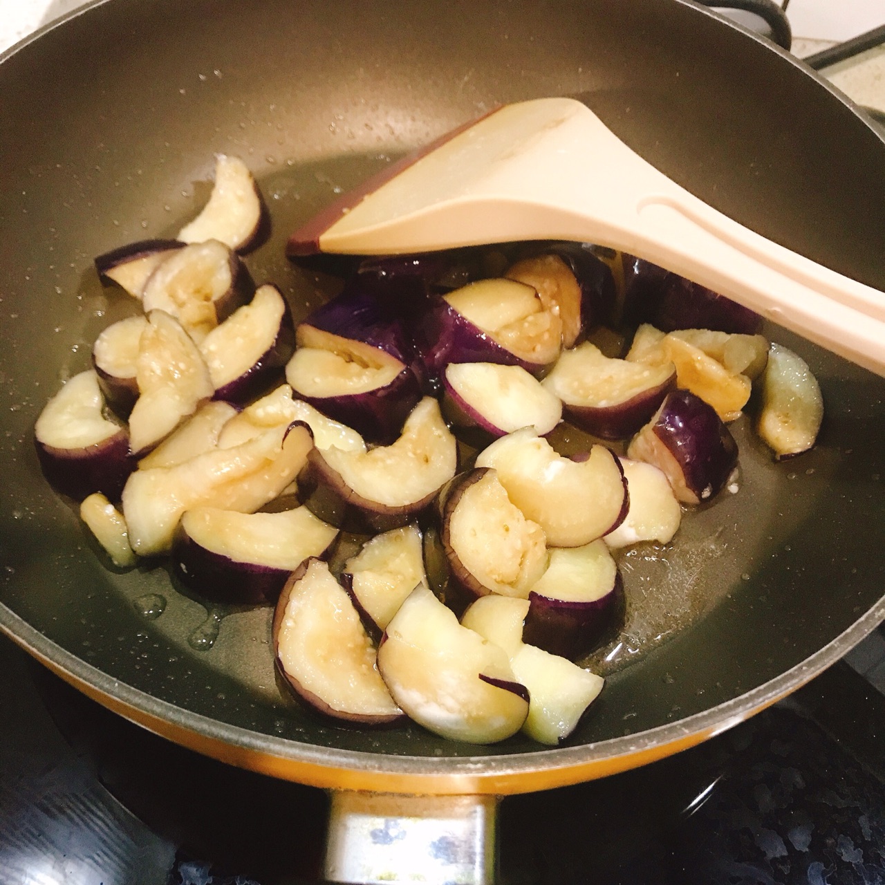Fry eggplant in hot oil