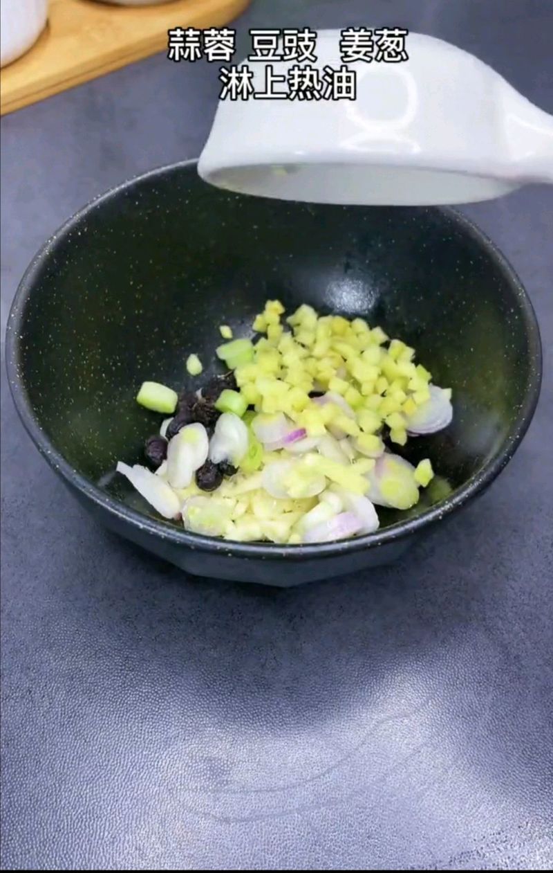 garlic, ginger and onion in wok
