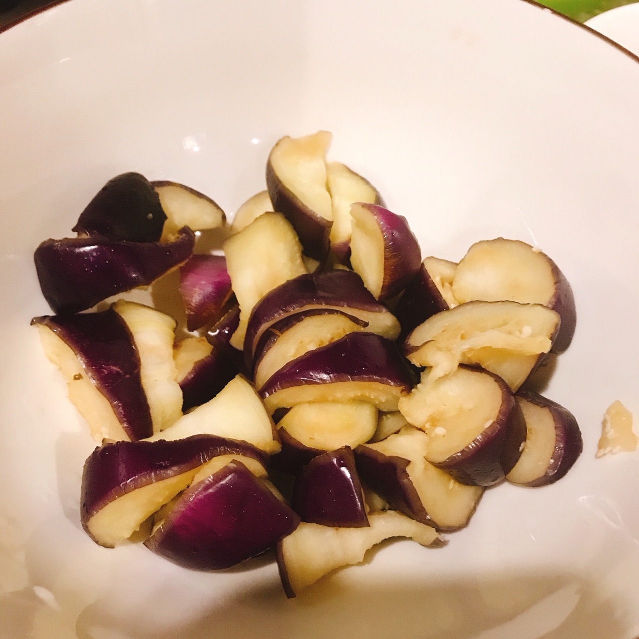Squeeze out the excess water from the marinated eggplant