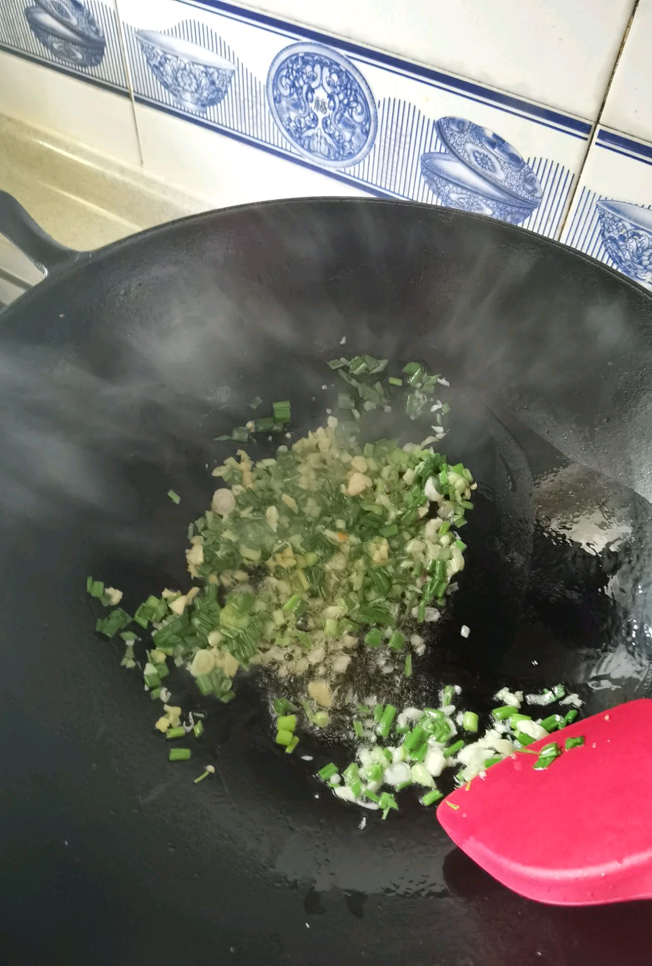 green onion, garlic, ginger in wok